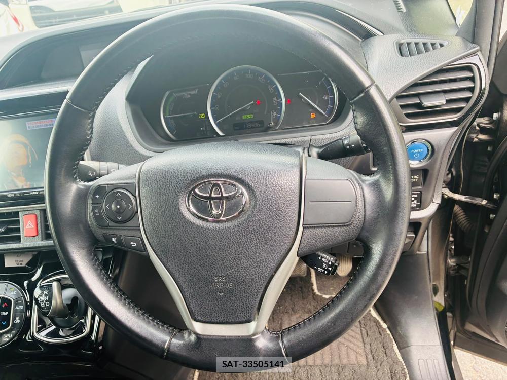 Toyota NOAH 2017-06 8262100-13