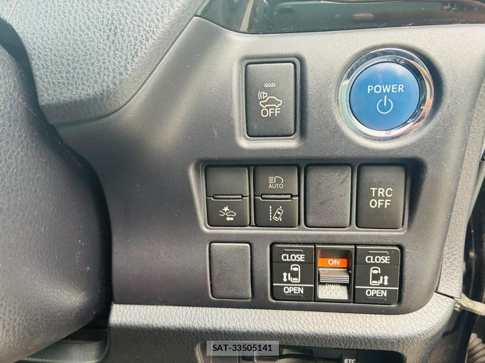 Toyota NOAH 2017-06 8262100-15