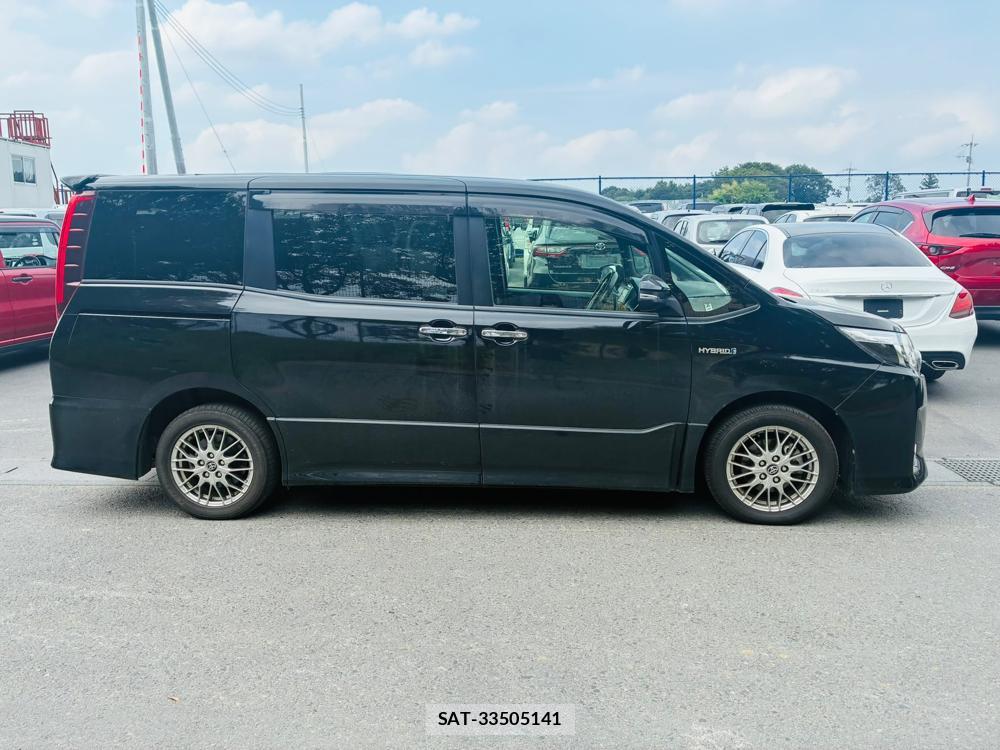 Toyota NOAH 2017-06 8262100-1