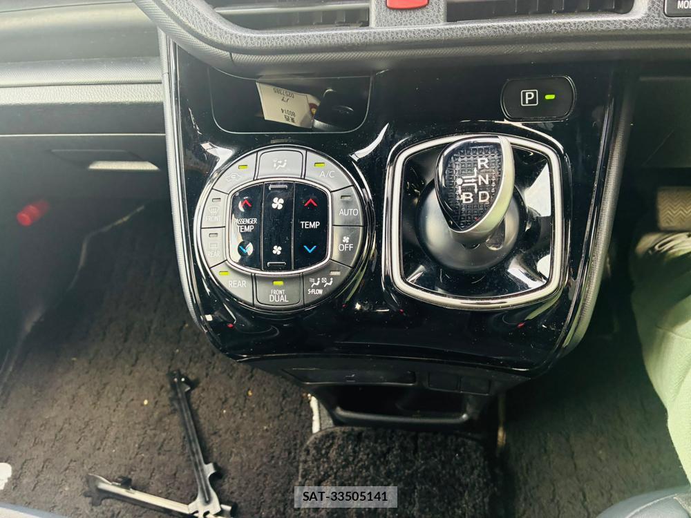 Toyota NOAH 2017-06 8262100-18