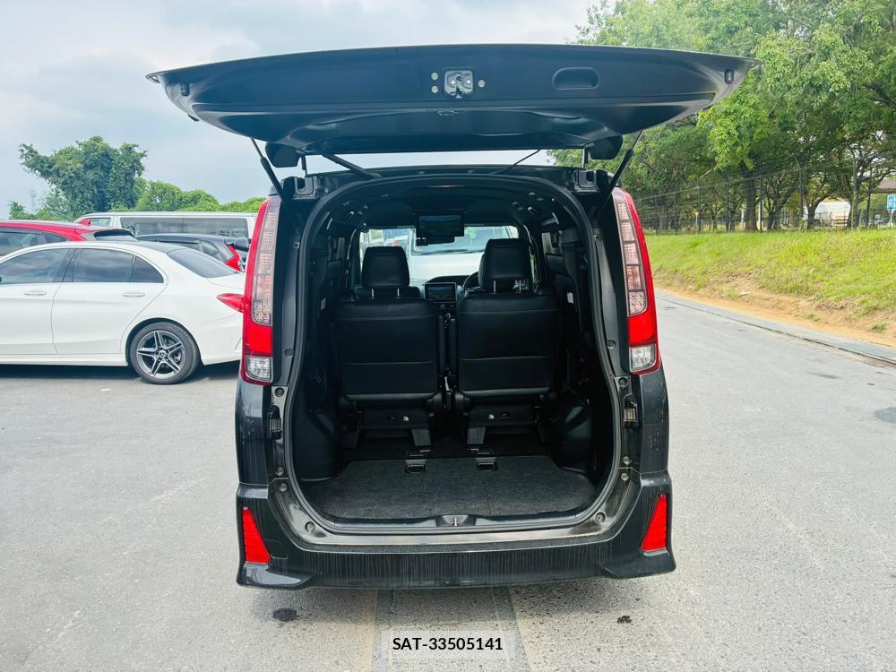 Toyota NOAH 2017-06 8262100-27