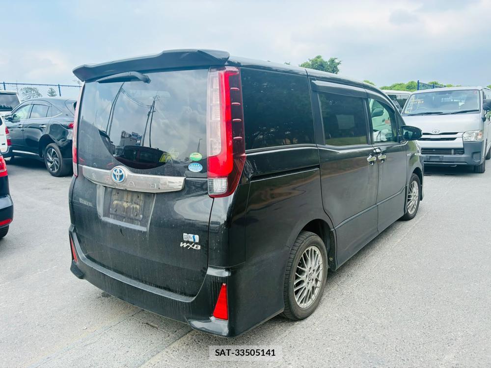 Toyota NOAH 2017-06 8262100-2