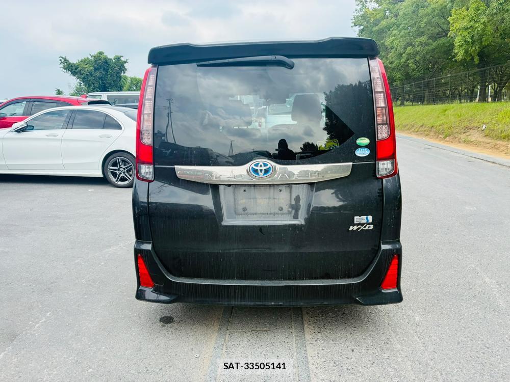 Toyota NOAH 2017-06 8262100-3