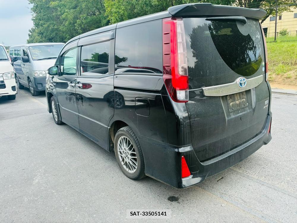 Toyota NOAH 2017-06 8262100-4