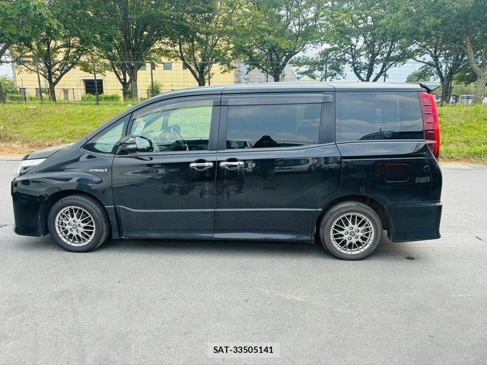 Toyota NOAH 2017-06 8262100-5