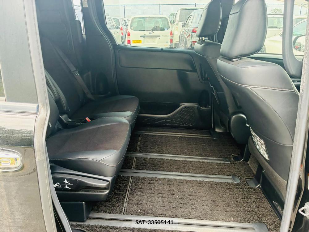 Toyota NOAH 2017-06 8262100-7