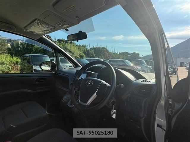 Toyota NOAH 2016-07 8526284-18