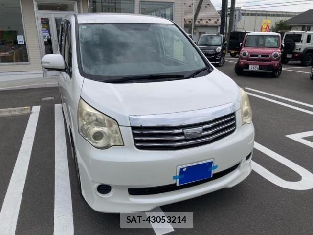 Toyota NOAH 2013-01 8526285-1
