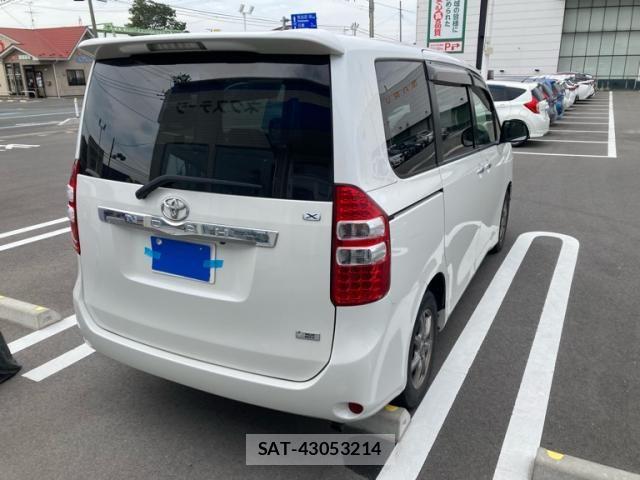 Toyota NOAH 2013-01 8526285-4