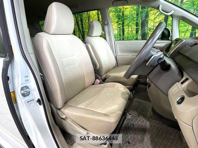 Toyota NOAH 2011-09 8562974-7