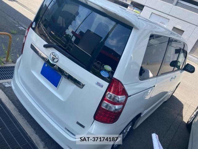 Toyota NOAH 2010-07 8562976-11