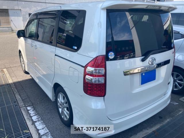 Toyota NOAH 2010-07 8562976-12