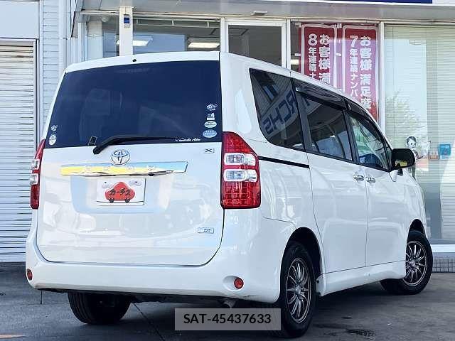Toyota NOAH 2011-04 8562975-2