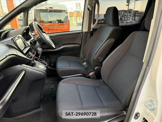 Toyota NOAH 2021-06 8562970-16