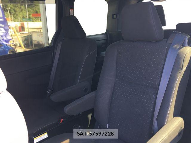 Toyota NOAH 2017-07 8562971-23