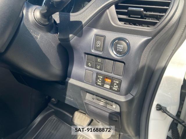 Toyota NOAH 2016-11 8562972-12