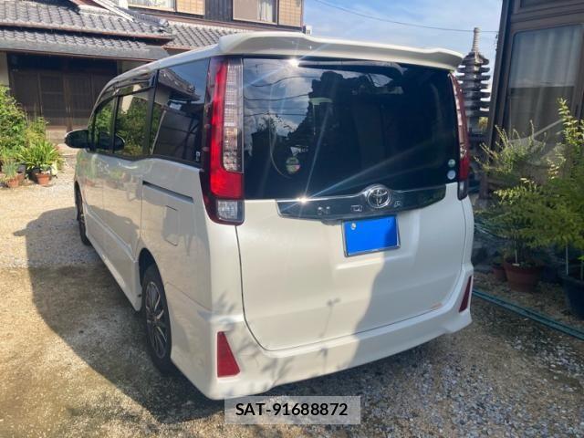 Toyota NOAH 2016-11 8562972-3
