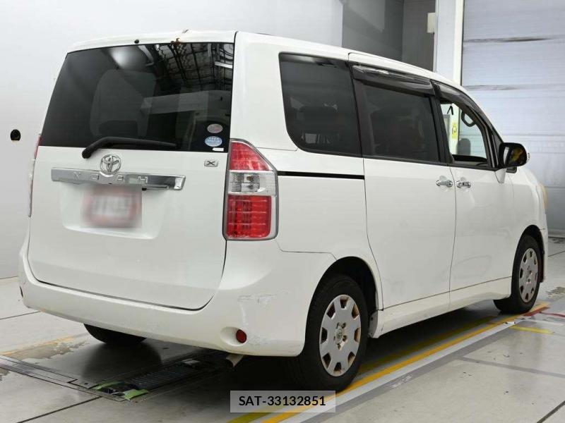 Toyota NOAH 2009-10 8589875-1
