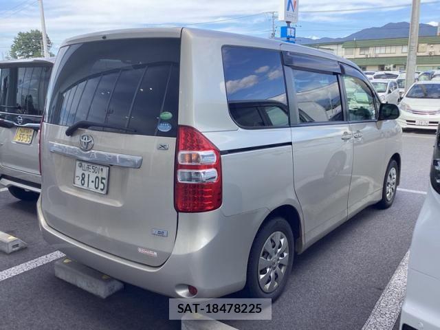 Toyota NOAH 2012-04 8628103-4