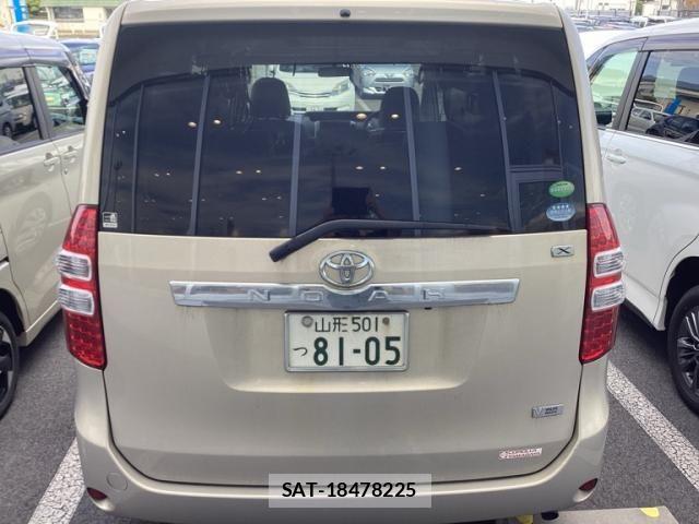 Toyota NOAH 2012-04 8628103-5