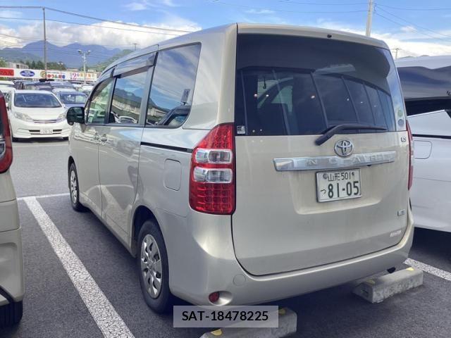 Toyota NOAH 2012-04 8628103-6