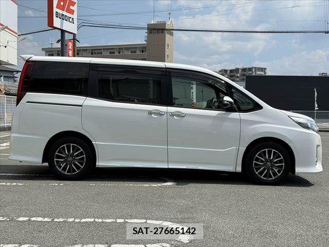 Toyota NOAH 2014-06 8628099-11