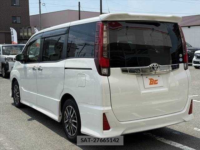 Toyota NOAH 2014-06 8628099-14