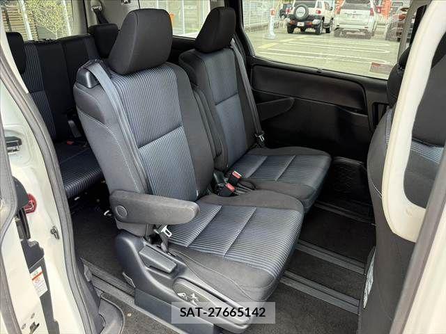 Toyota NOAH 2014-06 8628099-17