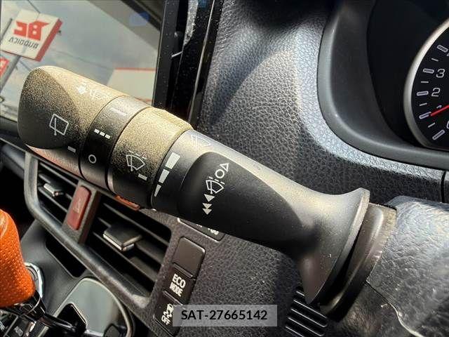 Toyota NOAH 2014-06 8628099-26