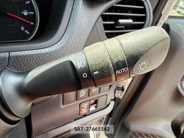 Toyota NOAH 2014-06 8628099-27