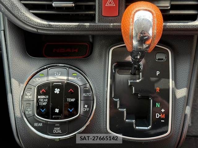 Toyota NOAH 2014-06 8628099-29