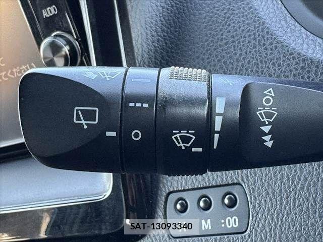Toyota NOAH 2017-12 8628096-28