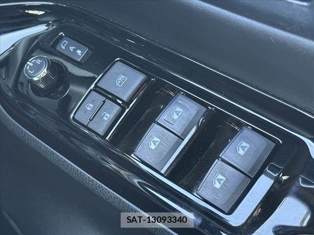Toyota NOAH 2017-12 8628096-6