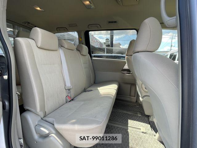 Toyota NOAH 2012-03 8666651-11