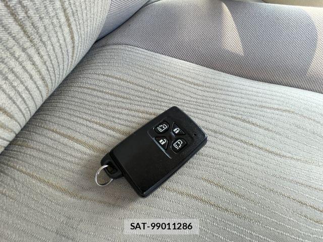 Toyota NOAH 2012-03 8666651-28