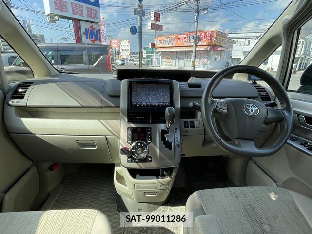Toyota NOAH 2012-03 8666651-2