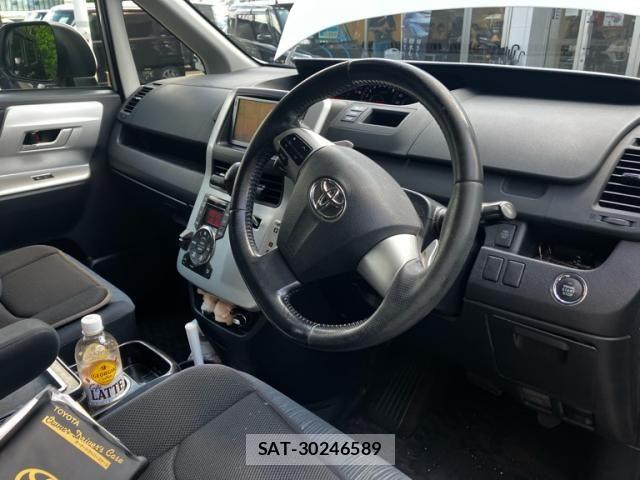 Toyota NOAH 2013-07 8660699-12