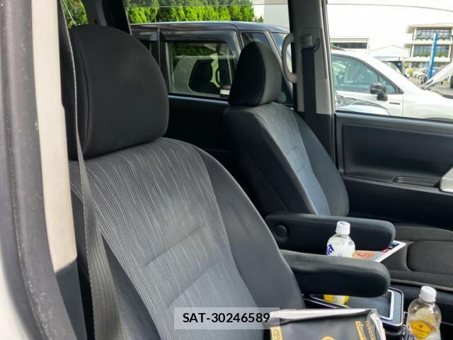 Toyota NOAH 2013-07 8660699-13