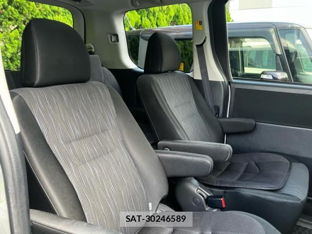 Toyota NOAH 2013-07 8660699-16