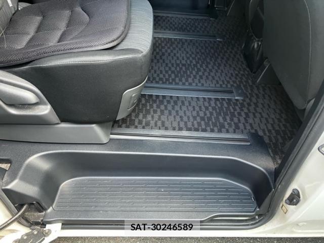 Toyota NOAH 2013-07 8660699-17