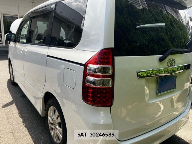Toyota NOAH 2013-07 8660699-2