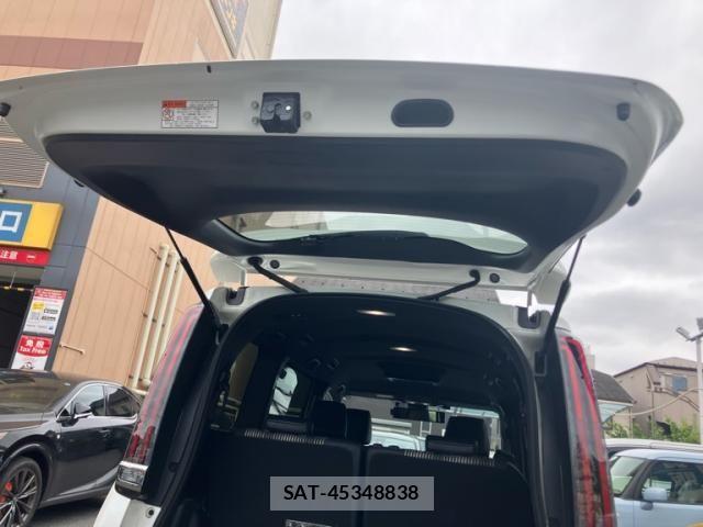 Toyota NOAH 2021-01 8660689-11