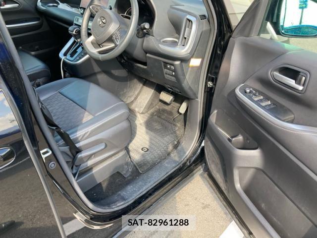 Toyota NOAH 2023-09 8686171-13