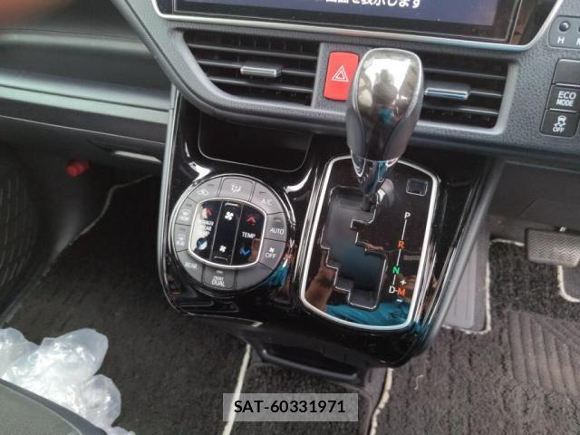 Toyota NOAH 2021-11 8686172-14