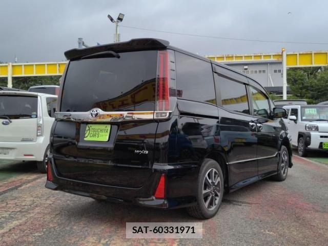 Toyota NOAH 2021-11 8686172-1
