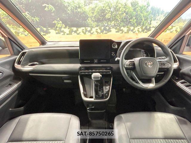 Toyota NOAH 2022-04 8744740-1