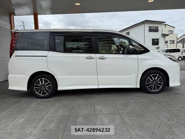 Toyota NOAH 2015-12 8744762-9