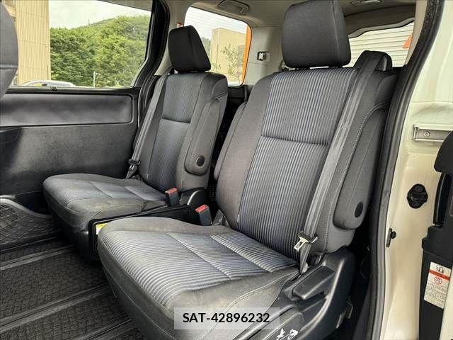 Toyota NOAH 2015-12 8744762-16