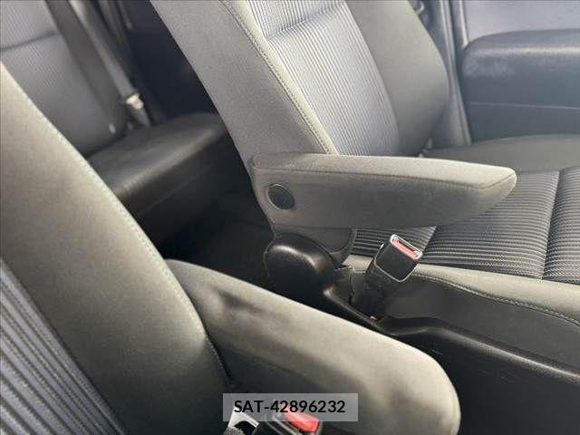 Toyota NOAH 2015-12 8744762-27