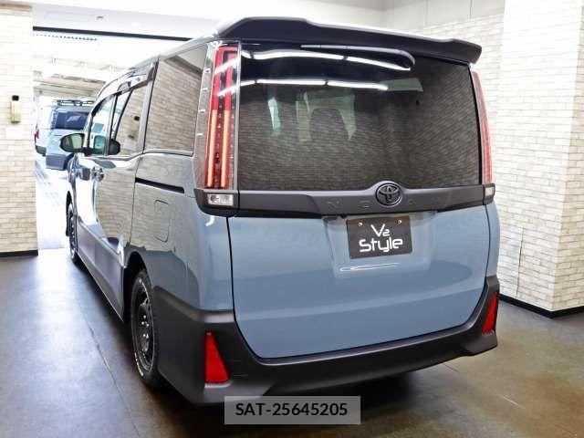 Toyota NOAH 2017-12 8744748-13